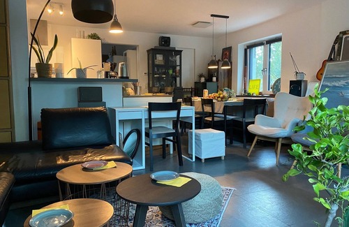 Berg am Laim Cama Y Desayuno | 4 PAX Chill Room in Bed & Breakfast Haus Oase Munich. There are pretzels and coffee