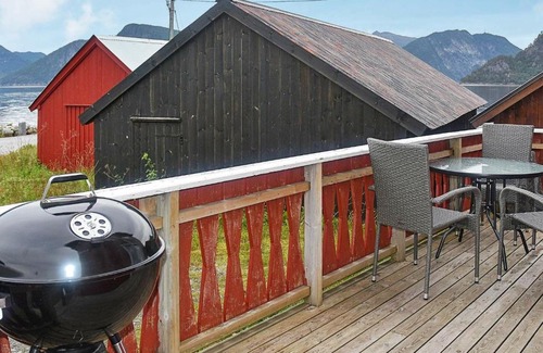 Voll Casa | 4 person holiday home in Måndalen