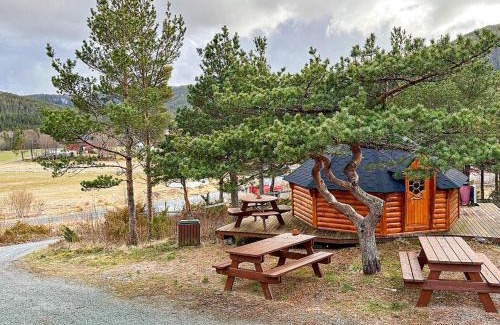 Olden Casa | 4 person holiday home in Lysøysundet