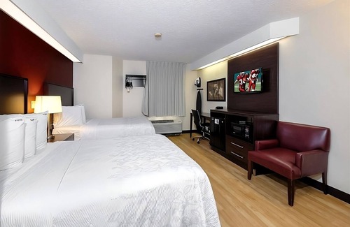 Palm Coast Hotel | 4 Pet-friendly Units w/ Free Parking! Onsite Pool! Near Bing's Landing!