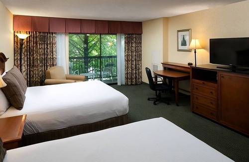 Redding Complejo | 4 Relaxing Units! Outdoor Pool, Parking, Pets Allowed, Near River Side Park!