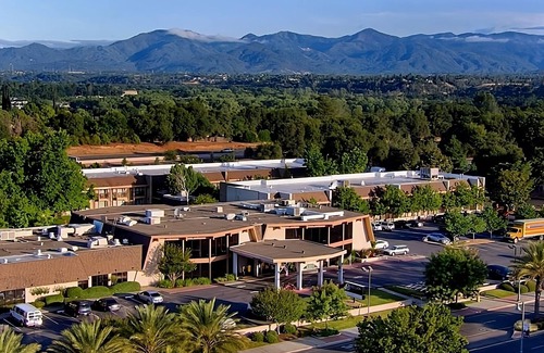 Redding Complejo | 4 Relaxing Units! Outdoor Pool, Parking, Pets Allowed, Near River Side Park!