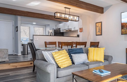 McHenry Casa | 4 Seasons Wisp - Ski In/Ski Out Townhome with Lake Access, Hot Tub