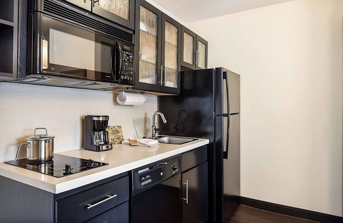 Gahanna Hotel | 4 Spacious Rooms with Breakfast & Parking Near John Glenn Columbus Airport!