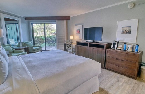 Hanamaulu Complejo | 4 Star Beachfront Resort. King Bed. Lanai. AC. Restaurant. Pool. Gym. Spa.