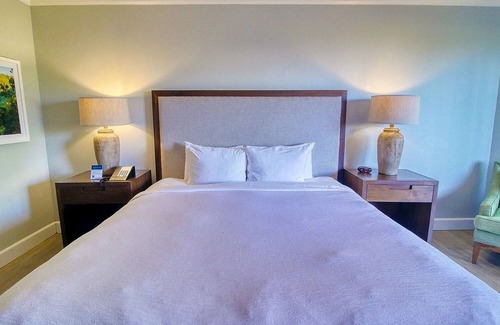 Hanamaulu Complejo | 4 Star Beachfront Resort. King Bed. Lanai. AC. Restaurant. Pool. Gym. Spa.