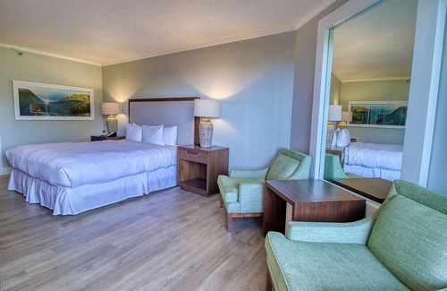 Hanamaulu Complejo | 4 Star Beachfront Resort. King Bed. Lanai. AC. Restaurant. Pool. Gym. Spa.