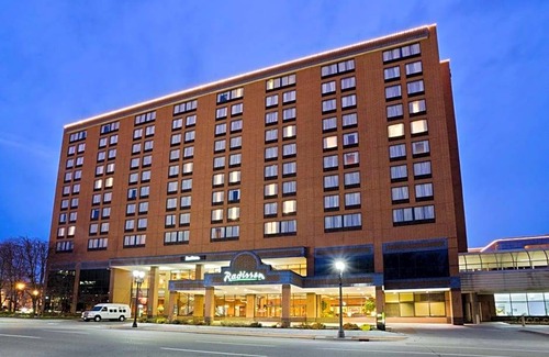 Downtown Hotel | Hotel de 4 estrellas ∙ Radisson Hotel Lansing at the Capitol