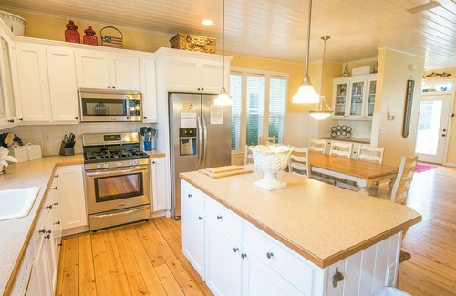 Lincoln Beach Cabaña | 4-Stories of pure Fun, HotTub, Bikes, Master wKing