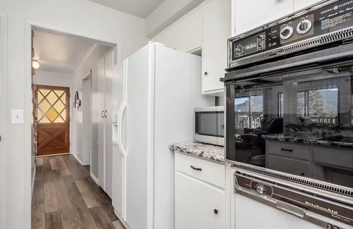 Bass Lake Cabina | 4-Story Lake View Cabin with Boat Slip & Private Marina with Launch Ramp