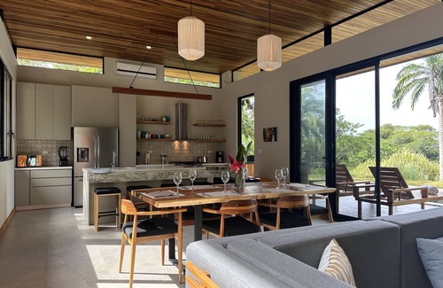 Dominicalito Casa | 4 Suites. Ocean views. Near beaches. Dominicalito