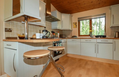 St Minver Cabaña | 4 THE GLADE, pet friendly, with pool in St Minver
