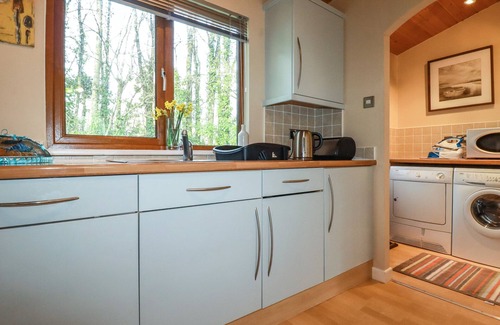 St Minver Cabaña | 4 THE GLADE, pet friendly, with pool in St Minver