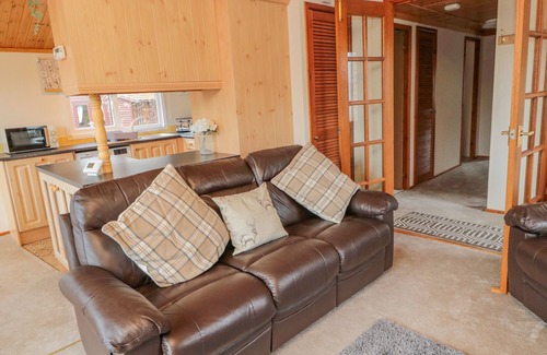 Swarland Cabaña | 4 THE OAKS, pet friendly, with a garden in Swarland