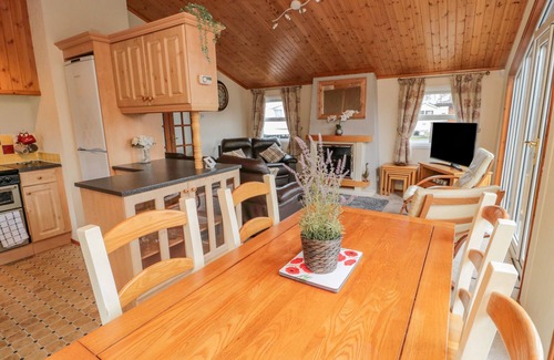 Swarland Cabaña | 4 THE OAKS, pet friendly, with a garden in Swarland