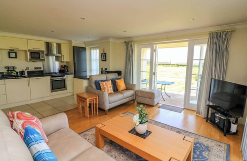 Thurlestone Cabaña | 4 THURLESTONE BEACH HOUSE, pet friendly, with a garden in Thurlestone