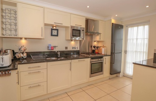 Thurlestone Cabaña | 4 THURLESTONE BEACH HOUSE, pet friendly, with a garden in Thurlestone