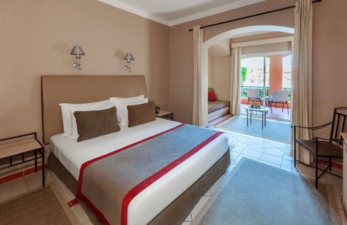 Makadi Bay Complejo | 4 Tranquil Rooms with Balcony and Pool & Direct Access to Private Sandy Beach