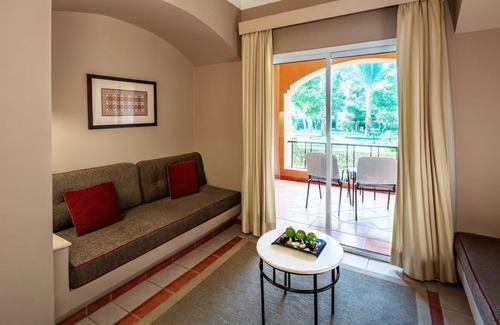 Makadi Bay Complejo | 4 Tranquil Rooms with Balcony and Pool & Direct Access to Private Sandy Beach