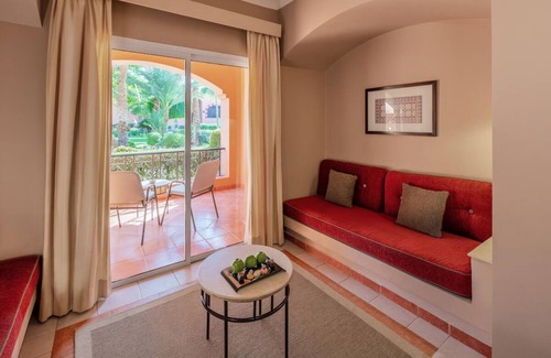 Makadi Bay Complejo | 4 Tranquil Rooms with Balcony and Pool & Direct Access to Private Sandy Beach