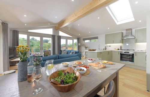Looe Cabaña | 4 VALLEY VIEW, character holiday cottage, with hot tub in Lanreath