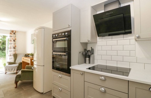 Mordiford Casa | 4 WALLFLOWER ROW, pet friendly, with a garden in Hereford