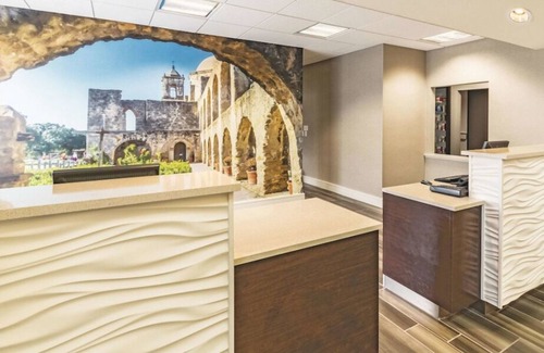 Arsenal Casa | 4 x 1 Queen Deluxe ADA at La Quinta Inn by Wyndham San Antonio Downtown