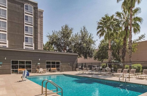 Arsenal Casa | 4 x 1 Queen Deluxe ADA at La Quinta Inn by Wyndham San Antonio Downtown