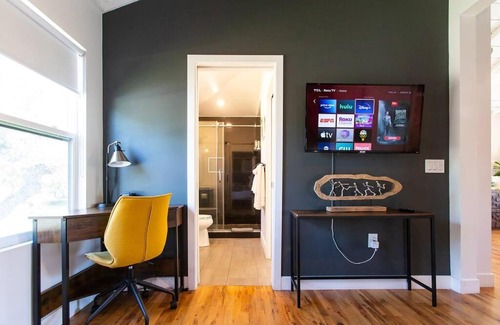 Santa Ana Apartamento | 400mbps Internet with Parking, AC and 65inch 4kTV only 5miles to Disney