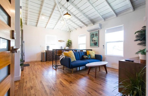 Santa Ana Apartamento | 400mbps Internet with Parking, AC and 65inch 4kTV only 5miles to Disney