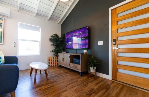 Santa Ana Apartamento | 400mbps Internet with Parking, AC and 65inch 4kTV only 5miles to Disney