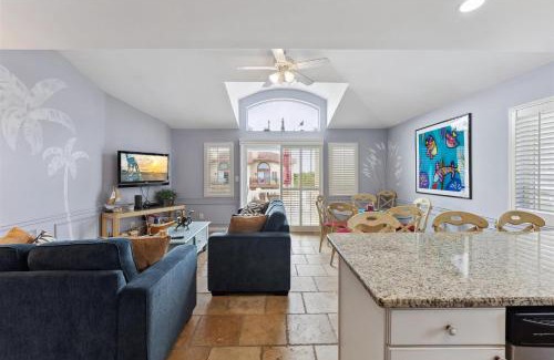 Diamond Beach Apartamento | 401 E Raleigh Ave, Unit B