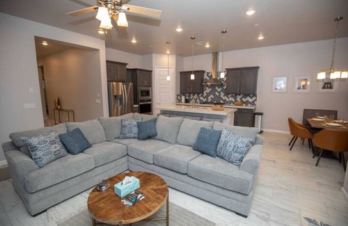 Las Cruces Casa | 4014/Russ Modern · New Home in Quiet Neighborhood - Relax and Enjoy