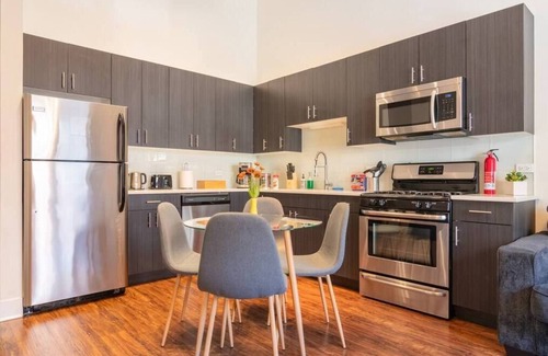 Near South Side Apartamento | 420 friendly 3BR/2BA heaven with optional parking