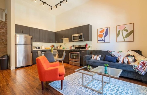 Near South Side Apartamento | 420 friendly 3BR/2BA heaven with optional parking