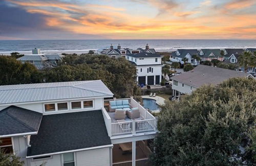 Isle of Palms Casa | 4202 Palm Blvd.- 7 bedrooms, pool, putting green, Ocean side of Palm Blvd.