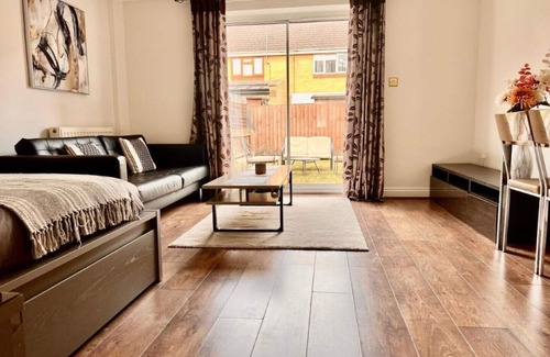 North Woolwich Casa | 42i London. Exactly like the photos