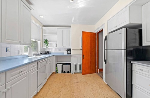 Queens Square Casa | 43-2 Downtown close to the water