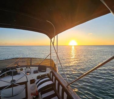 Key West Alquiler De Eote | 43' Classic Trawler 5 Star Resort Pools, Views, Dining Free Shuttle to Downtown