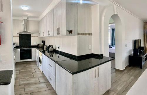 Port Edward Apartamento | 43 Montego Bay, Caribbean Estate