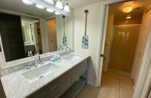 Trailer Estates Apartamento | 4330 Shorewalk lakeview condo close to IMG and Beach