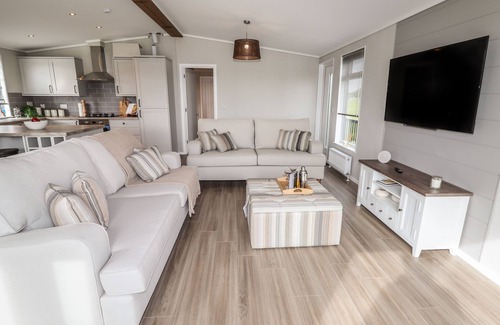 Oakmere Cabaña | 44 DELAMERE POINT, family friendly, with hot tub in Delamere