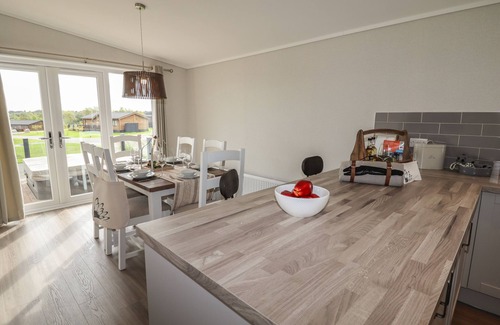 Oakmere Cabaña | 44 DELAMERE POINT, family friendly, with hot tub in Delamere