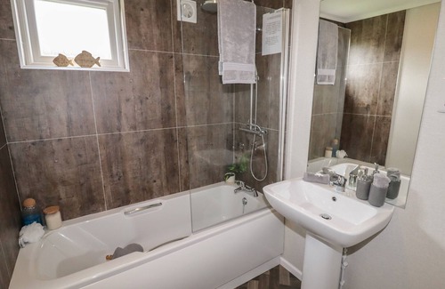 Oakmere Cabaña | 44 DELAMERE POINT, family friendly, with hot tub in Delamere