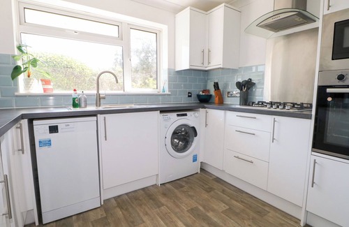Pagham Cabaña | 44 WEST FRONT ROAD, pet friendly, character holiday cottage in Pagham