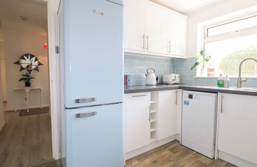 Pagham Cabaña | 44 WEST FRONT ROAD, pet friendly, character holiday cottage in Pagham