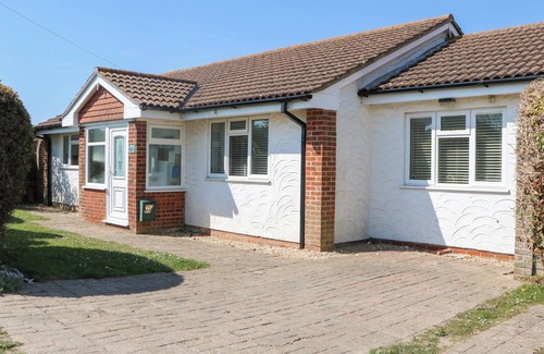 Pagham Cabaña | 44 WEST FRONT ROAD, pet friendly, character holiday cottage in Pagham