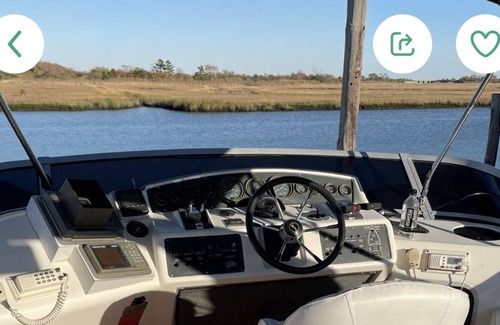 Freeport's Nautical Mile Alquiler De Eote | 45 foot yacht with heat! 2 bedroom apartment inside with 2 TVs and full kitchen.