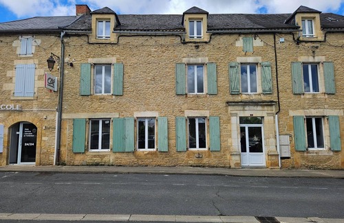 Salignac-Eyvignes Apartamento | 45 m2 apartment on 1st floor of a 2-storey building in the heart of Salignac