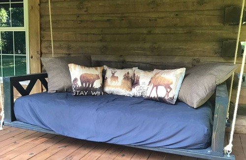 Waco Cabina | 4500 sq ft Secluded Log Cabin on 17 acres-sleeps 16+;Week stay 20% off